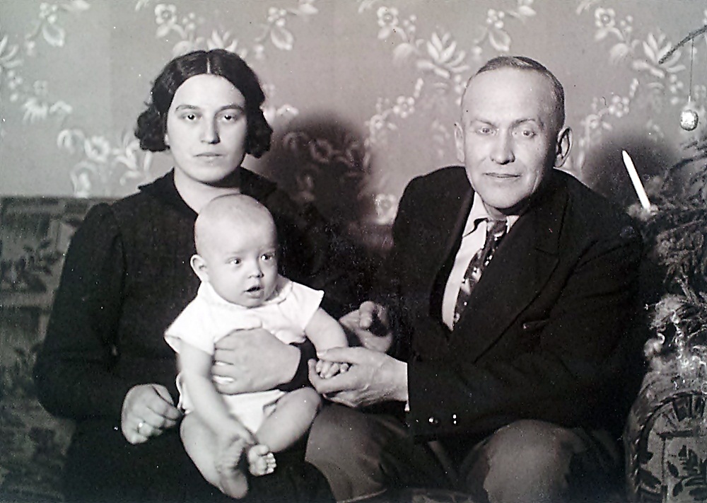 Meine Großeltern mit meinem Onkel in Estland 1937
